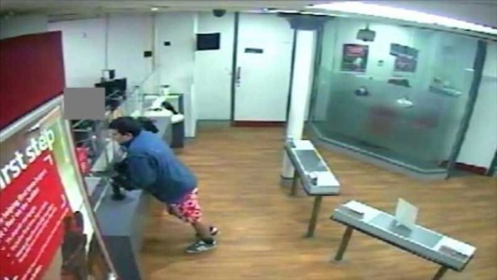 Pantsless Man Tries To Rob A Bank (5 pics)
