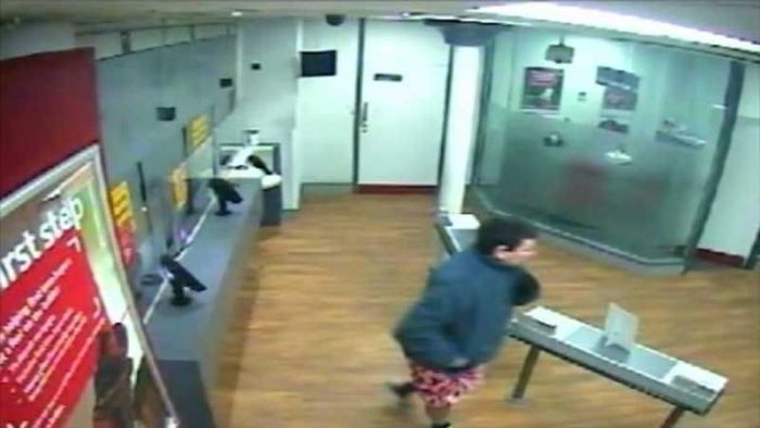 Pantsless Man Tries To Rob A Bank (5 pics)