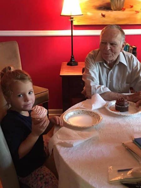 Little Girl Befriends An Elderly Man And Changes His Life (6 pics)