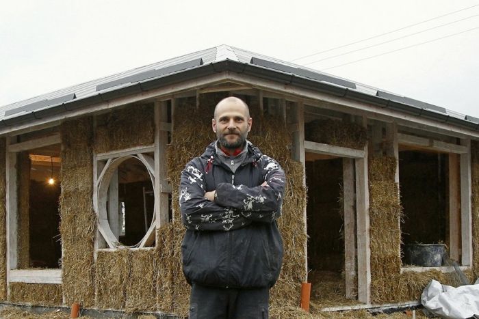 Man Builds Excellent House Made Of Straw (14 pics)