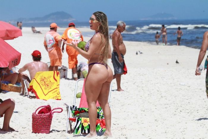 Hot Ladies On The Beaches Of Brazil (36 pics)