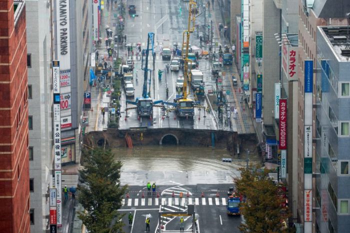 Massive Sinkhole Opens Up In A Busy Japanese City (6 pics + video)
