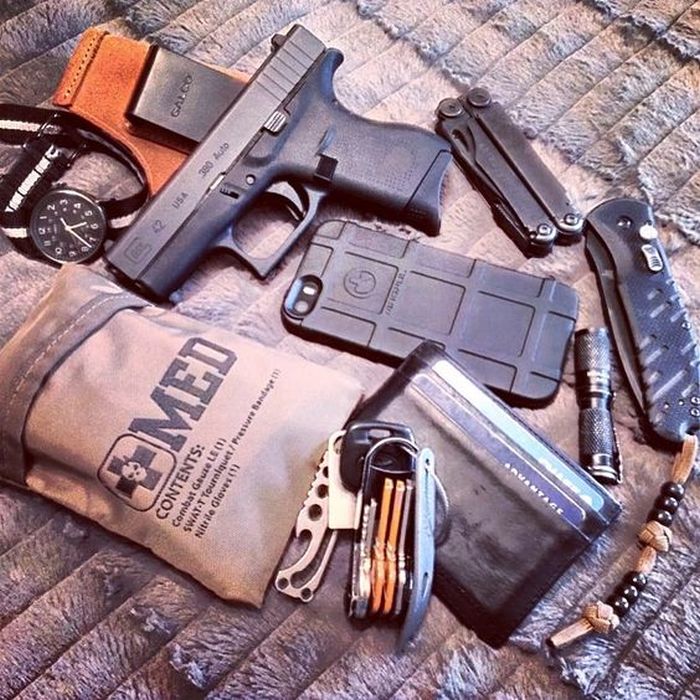 A Cool Collection Of Survival Kits And Weapons (24 pics)