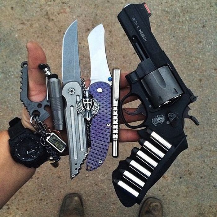 A Cool Collection Of Survival Kits And Weapons (24 pics)