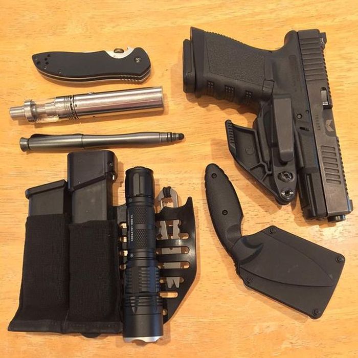 A Cool Collection Of Survival Kits And Weapons (24 pics)