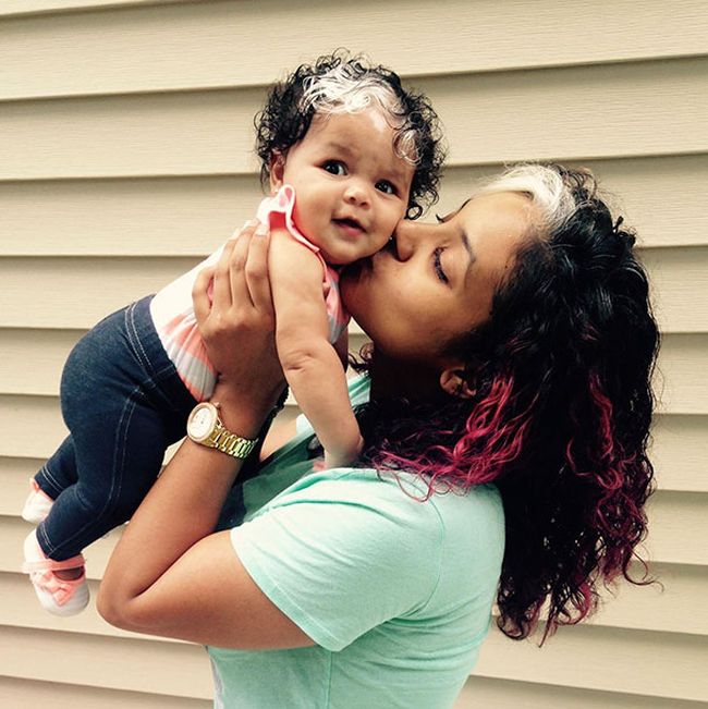 Little Girl Born With A White Patch Of Hair Just Like Her Mom (7 pics)