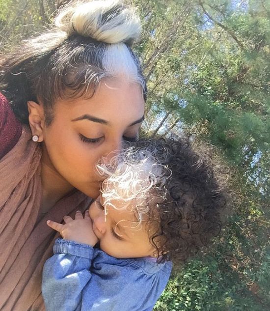 Little Girl Born With A White Patch Of Hair Just Like Her Mom (7 pics)