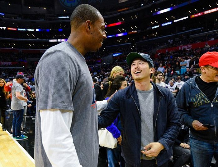 The Walking Dead Star Stephen Yuen Meets Paul Pierce At LA Clippers Game (5 pics)
