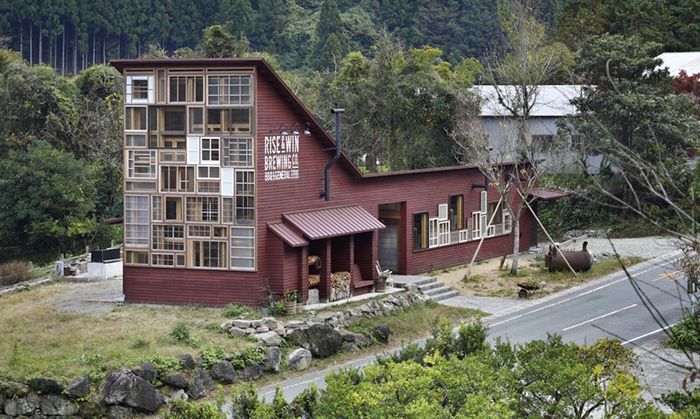 Japanese Bar Built Entirely From Trash (9 pics)
