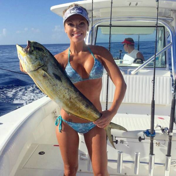Meet The Gorgeous Blonde Who Loves To Fish In A Bikini (25 pics)