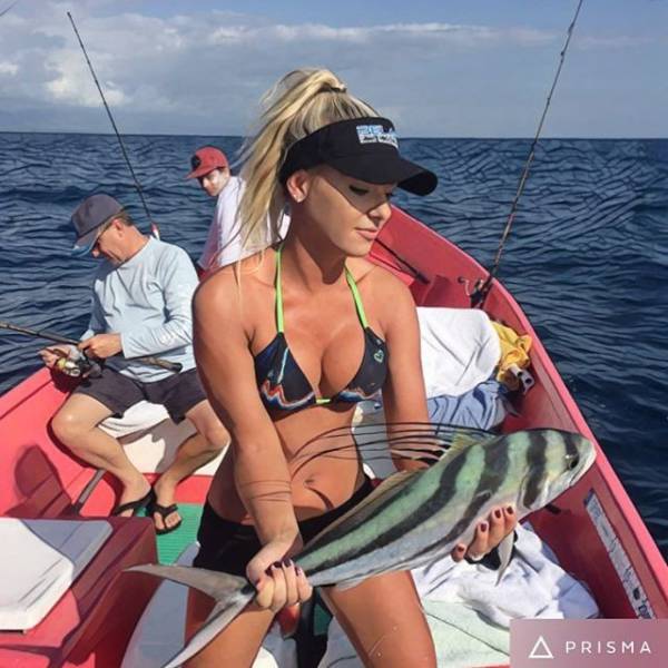 Meet The Gorgeous Blonde Who Loves To Fish In A Bikini (25 pics)