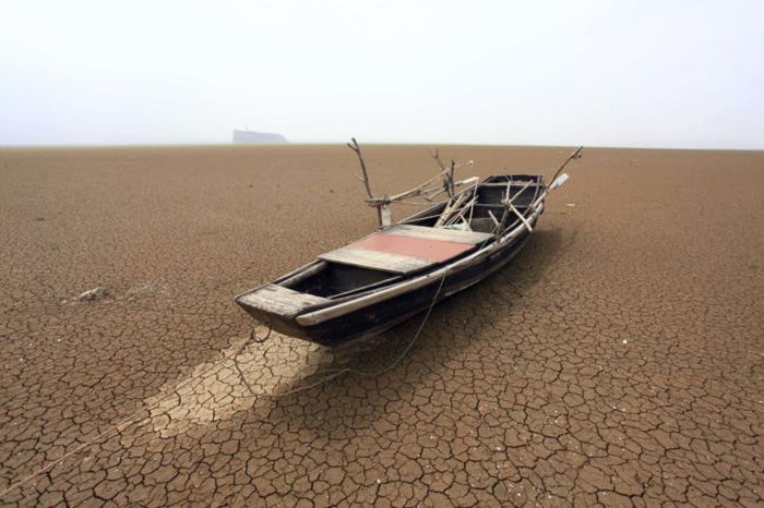 Massive Chinese Lake Dries Up In Just A Matter Of Weeks (5 pics)