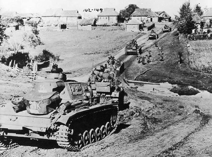 Prepare To Have Your Mind Blown By These Historical Coincidences (17 pics)