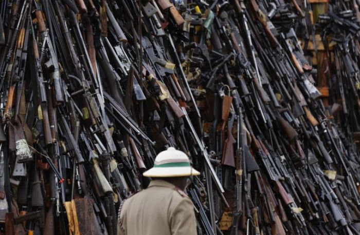 Kenyan Police Burn Thousands Of Illegal Weapons (12 pics)