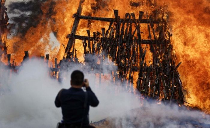 Kenyan Police Burn Thousands Of Illegal Weapons (12 pics)