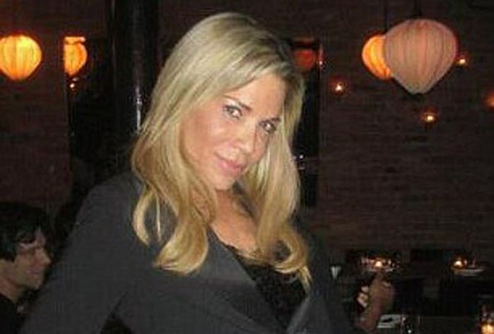 Woman Won't Return Her $30K Engagement Ring After Dumping Her Man (3 pics)