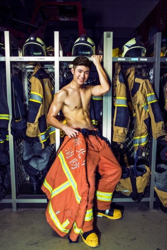 People Really Seem To Like These Photos Of Hot Firefighters (11 pics)