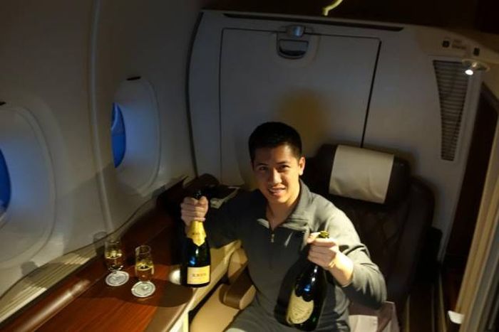 Guy Gets A $16,000 First-Class Airline Ticket For $480 On Christmas Eve (29 pics + video)