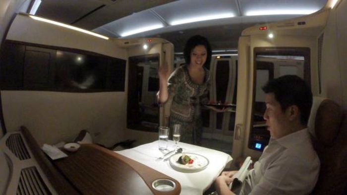 Guy Gets A $16,000 First-Class Airline Ticket For $480 On Christmas Eve (29 pics + video)
