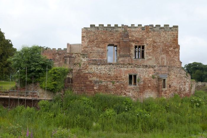 There's A Modern House Inside This Old Castle (16 pics)