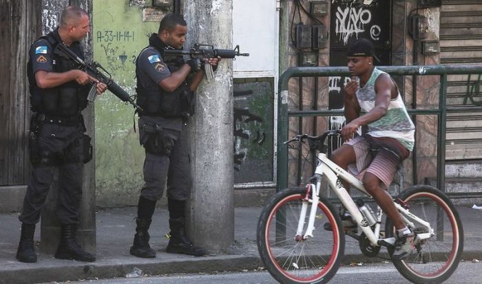 Just A Typical Day In The Favelas In Rio De Janeiro (7 pics)