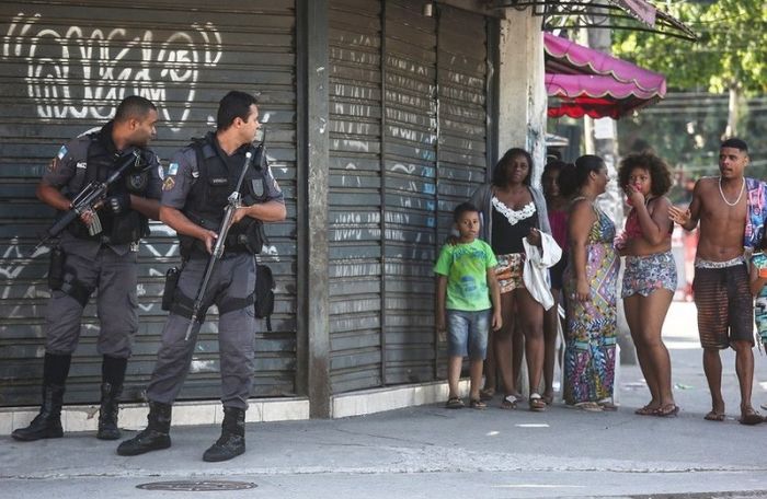 Just A Typical Day In The Favelas In Rio De Janeiro (7 pics)