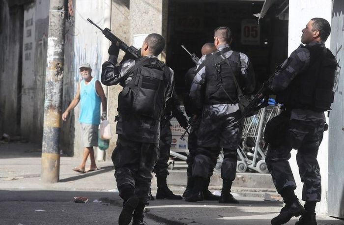 Just A Typical Day In The Favelas In Rio De Janeiro (7 pics)