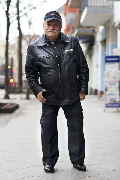 This 86-Year-Old Tailor Wears A Different Outfit To Work Everyday (25 pics)