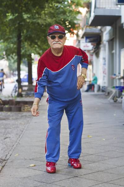 This 86-Year-Old Tailor Wears A Different Outfit To Work Everyday (25 pics)