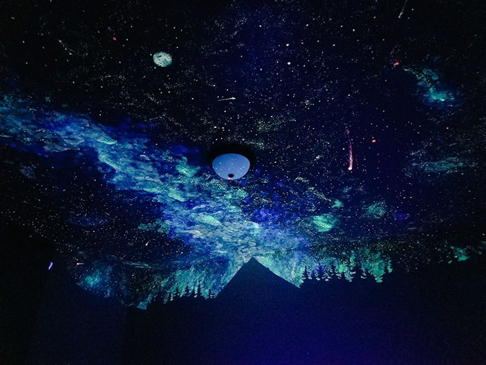 Woman Creates Glow In The Dark Ceiling For Boy Who Couldn’t Fall Asleep (6 pics)