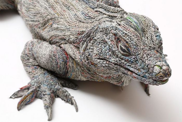 Japanese Artist Uses Newspaper To Create Breathtaking Animal Sculptures (8 pics)