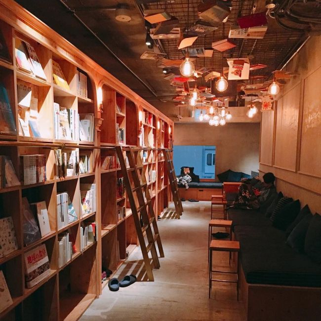 Tokyo Hostel Supplies A Book And A Bed (10 pics)