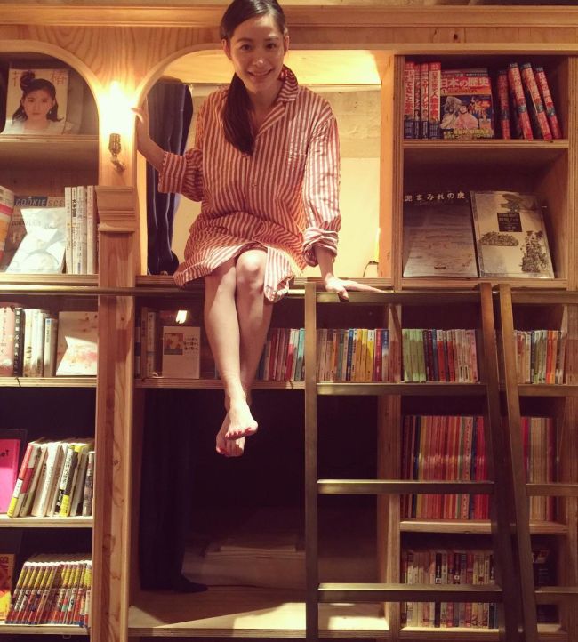 Tokyo Hostel Supplies A Book And A Bed (10 pics)