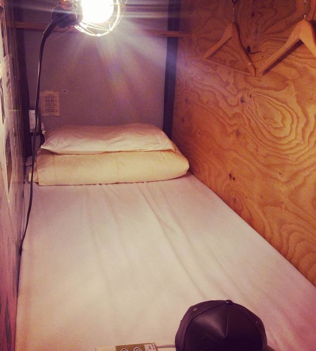 Tokyo Hostel Supplies A Book And A Bed (10 pics)