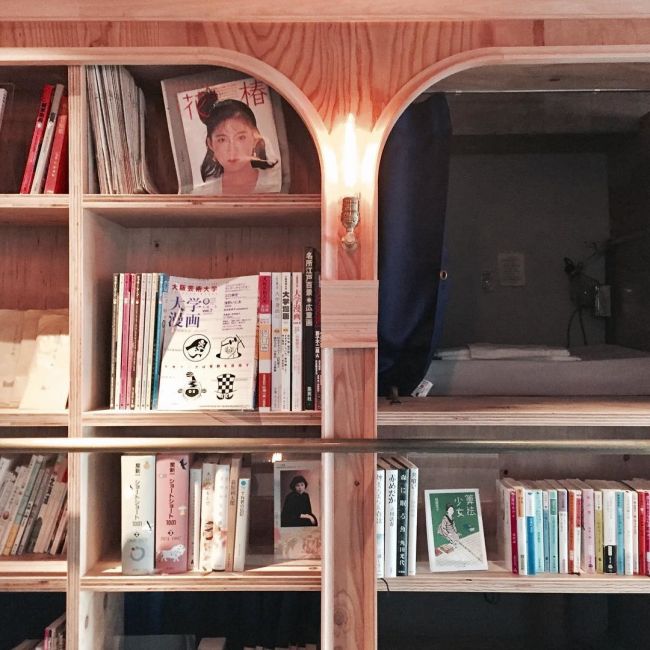 Tokyo Hostel Supplies A Book And A Bed (10 pics)