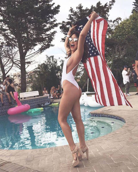 Sexy Girls Who Aren't Afraid To Show A Little Sideboob (67 pics)
