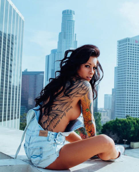 Sexy Girls Who Aren't Afraid To Show A Little Sideboob (67 pics)