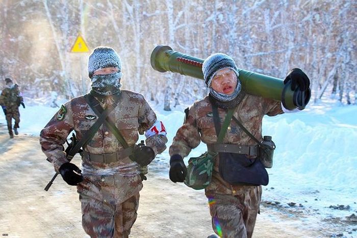 Chinese Soldiers Run While Covered In Frost (5 pics)