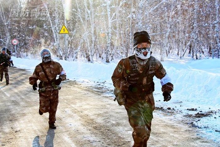 Chinese Soldiers Run While Covered In Frost (5 pics)