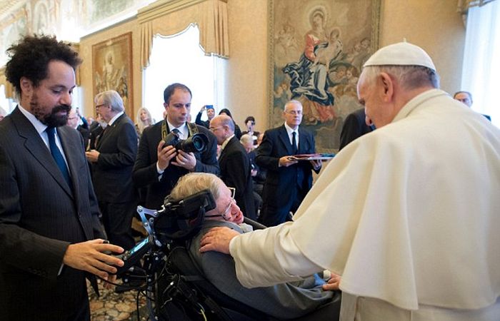 Pope Francis And Stephen Hawking Meet Face To Face At The Vatican (3 pics)