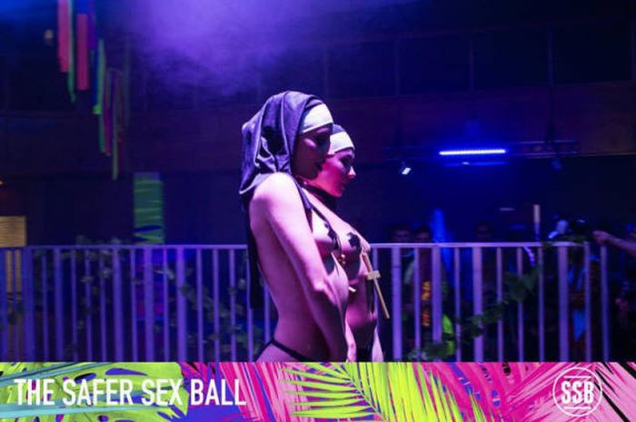 Students Get Wild During The Safer Sex Ball (40 pics)