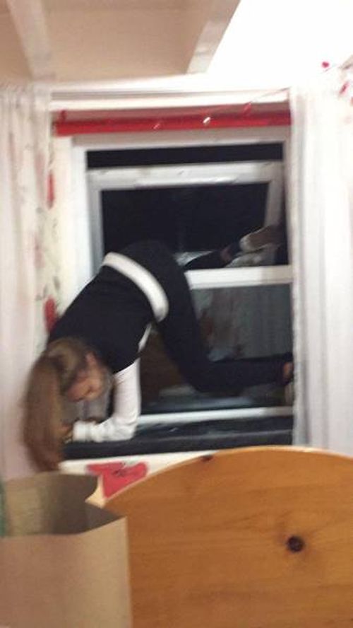 Two Teenage Girls Share Their Tips For Sneaking Out Of The House (3 pics)