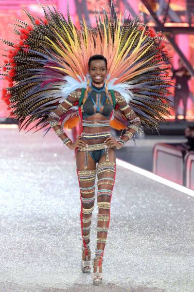 Feast Your Eyes On The Gorgeous Models From The Victoria's Secret Fashion Show (60 pics)