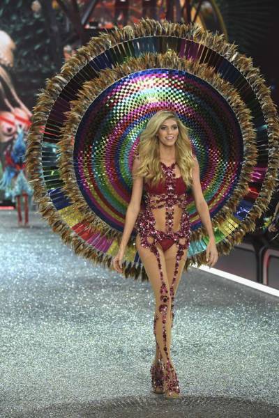 Feast Your Eyes On The Gorgeous Models From The Victoria's Secret Fashion Show (60 pics)