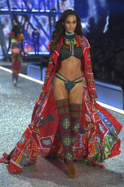 Feast Your Eyes On The Gorgeous Models From The Victoria's Secret Fashion Show (60 pics)