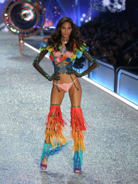 Feast Your Eyes On The Gorgeous Models From The Victoria's Secret Fashion Show (60 pics)