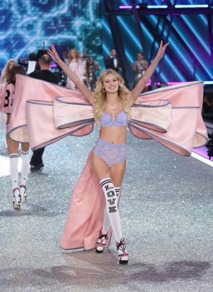 Feast Your Eyes On The Gorgeous Models From The Victoria's Secret Fashion Show (60 pics)