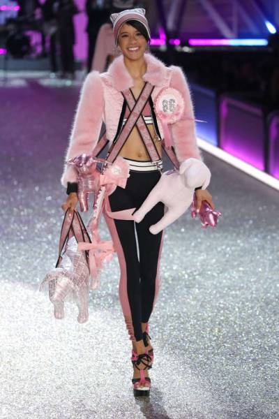Feast Your Eyes On The Gorgeous Models From The Victoria's Secret Fashion Show (60 pics)