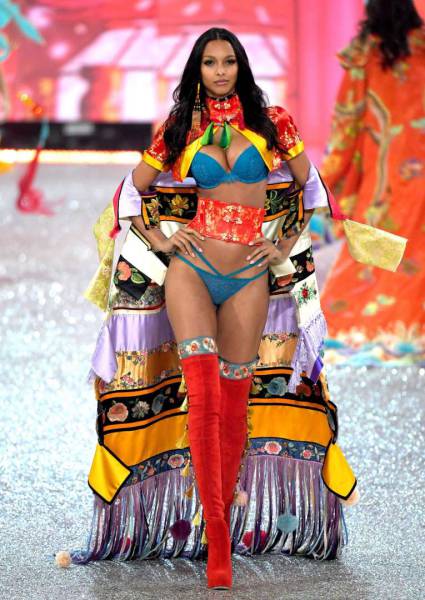 Feast Your Eyes On The Gorgeous Models From The Victoria's Secret Fashion Show (60 pics)