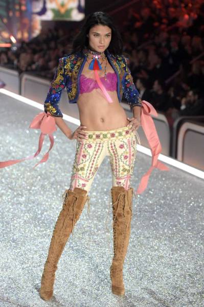 Feast Your Eyes On The Gorgeous Models From The Victoria's Secret Fashion Show (60 pics)